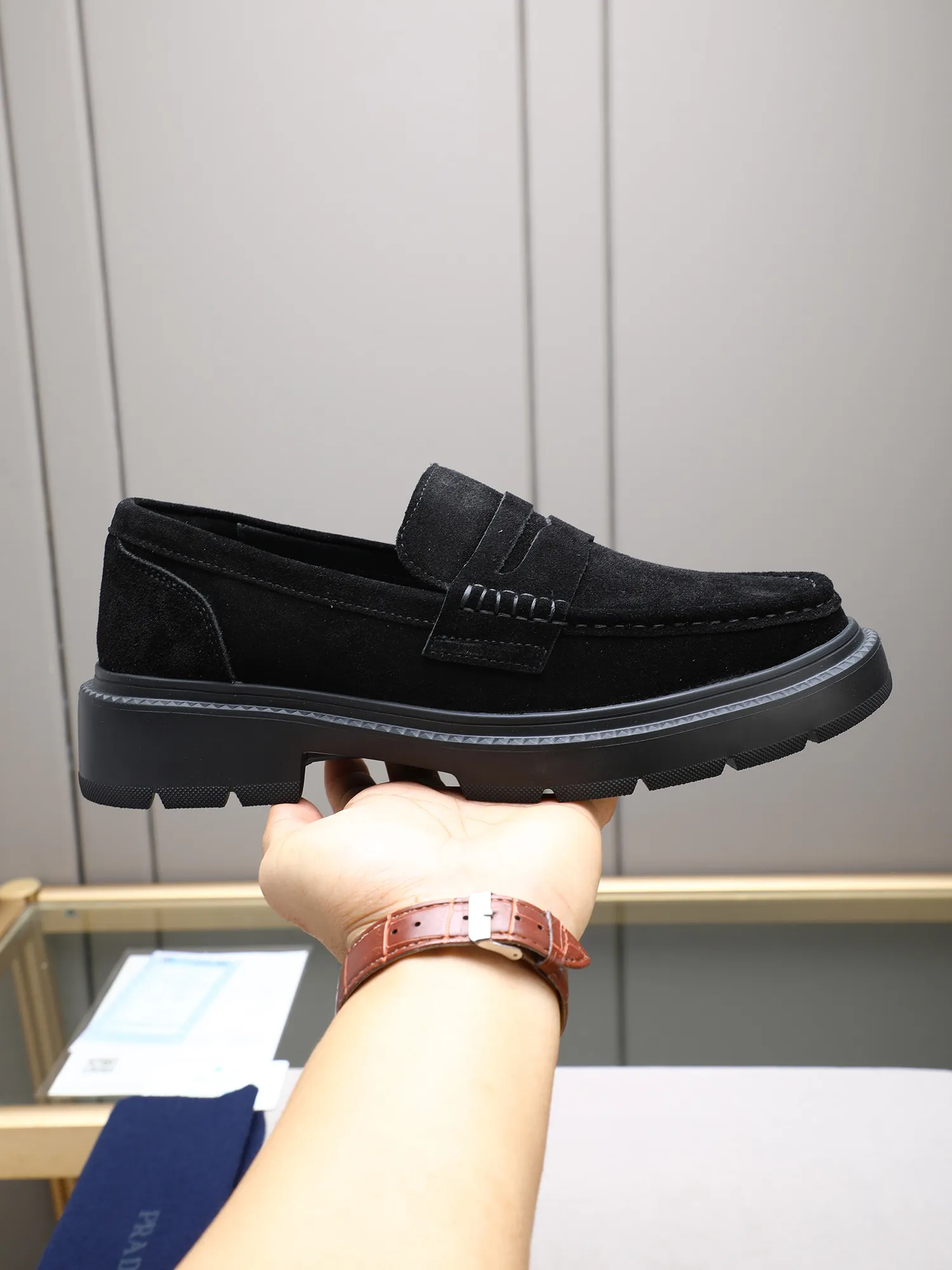 Men's shoes💰480 [Available on Tmall and Taobao major platforms] Prada men's best-selling premium casual leather shoes, imported first-layer matte cowhide loafers combine exquisite elements with modern charm, are strong in toughness, resistant to folding, not easily deformed, and durable in wear! Water-dyed sheep's ➕cow pad! Foam ultra-light and wear-resistant outsole, code number 38-44 (45 is custom-made, non-returnable and non-exchangeable)